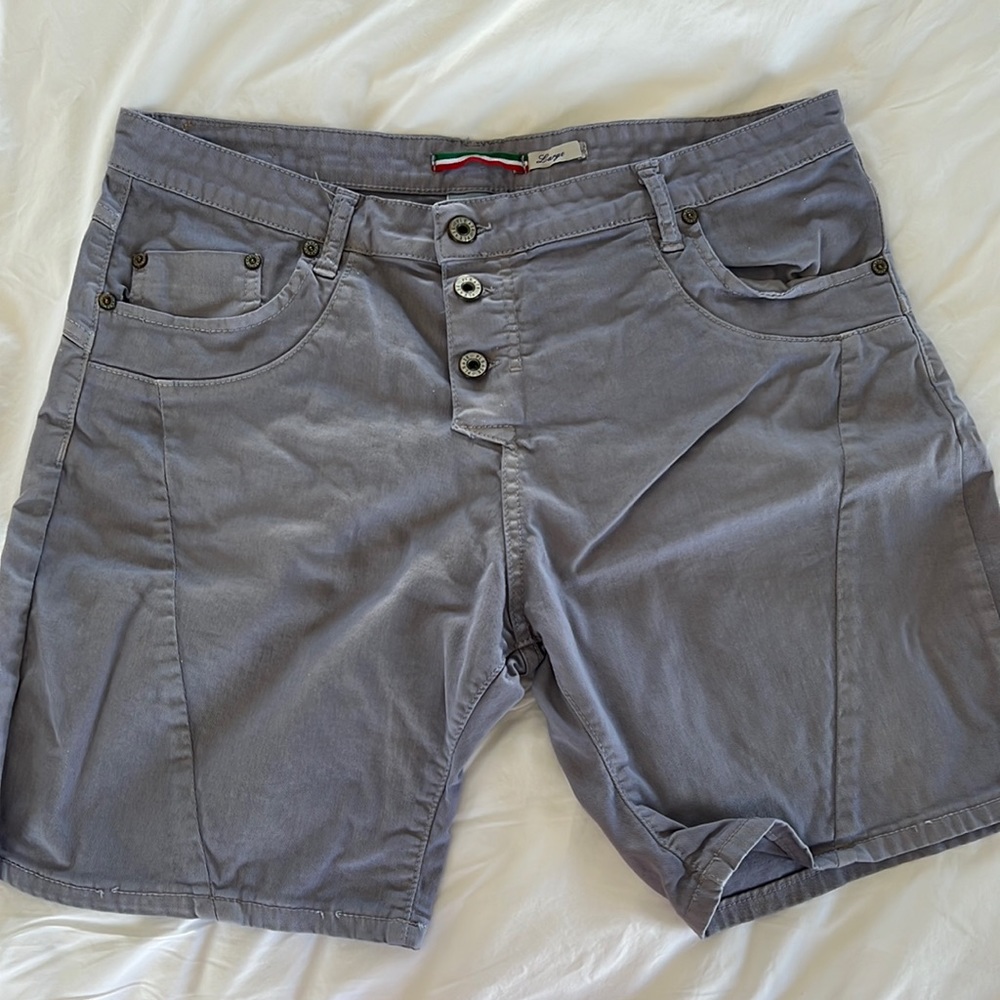 Please shorts - size L